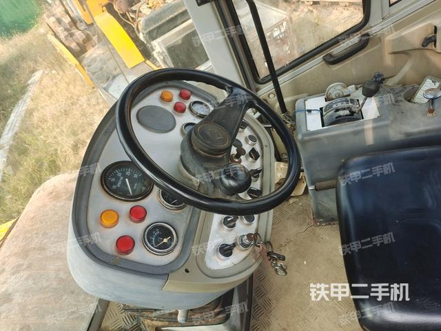 駕駛室側(cè)向上照全景（壓路機(jī)駕駛室）