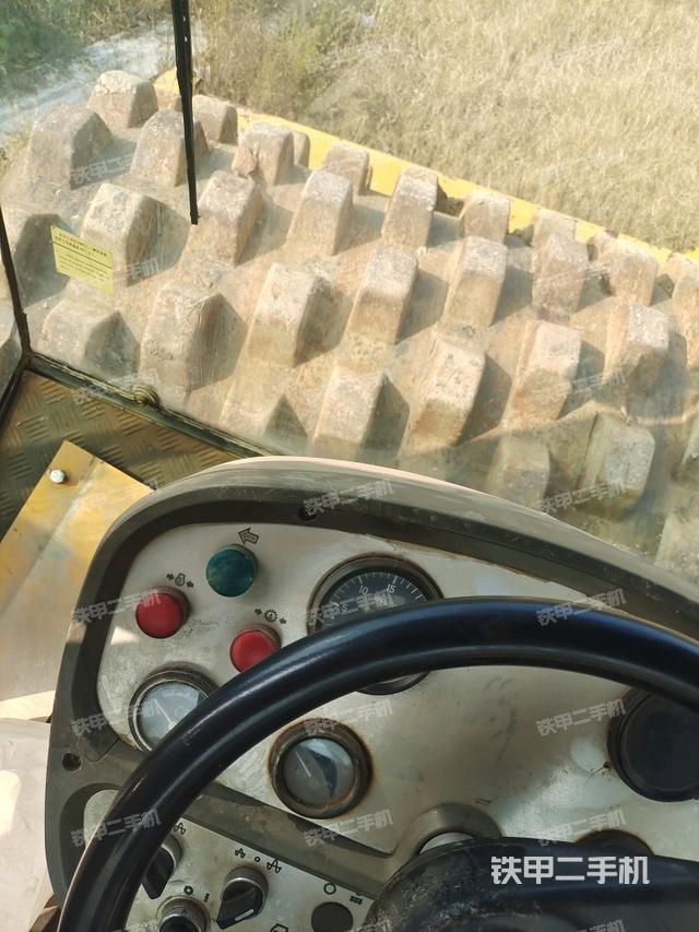 駕駛室頂蓬內(nèi)（壓路機(jī)駕駛室）