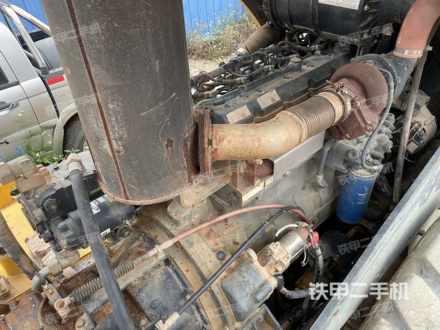 發(fā)動機上部全景（壓路機發(fā)動機艙）