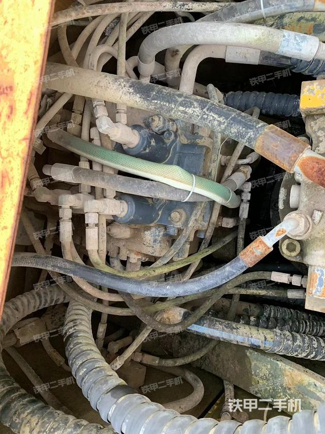 回轉(zhuǎn)馬達(dá)和主控閥(整機(jī)外觀) 回轉(zhuǎn)馬達(dá)和主控閥(整機(jī)外觀)