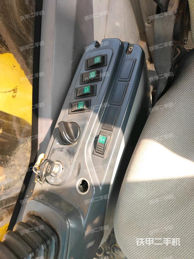 座椅左側(cè)控制臺(tái)/音響/含左手柄（駕駛室部分）