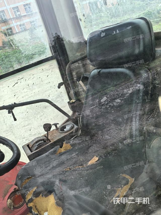 駕駛室內(nèi)座椅、儀表操作手柄全景（壓路機駕駛室）