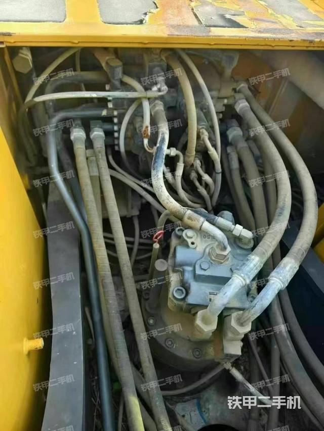 回轉(zhuǎn)馬達(dá)和主控閥（整機(jī)外觀）