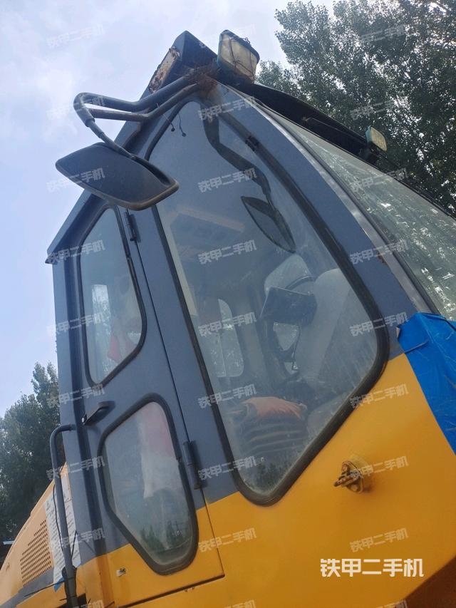 左側(cè)正面照（壓路機(jī)駕駛室）