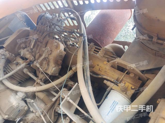 發(fā)動(dòng)機(jī)上部全景（壓路機(jī)發(fā)動(dòng)機(jī)艙）