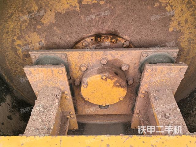 后輪右側(cè)全景（壓路機前后車架）