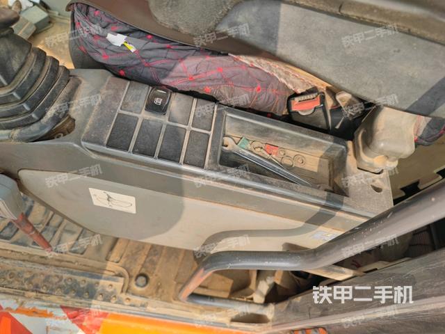 座椅右側(cè)控制臺/鑰匙門/油門/含右手柄（駕駛室部分）