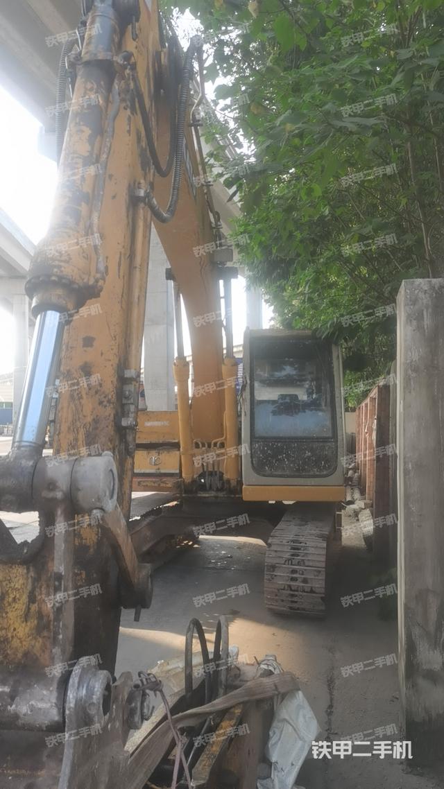 駕駛室頂部（整機外觀）