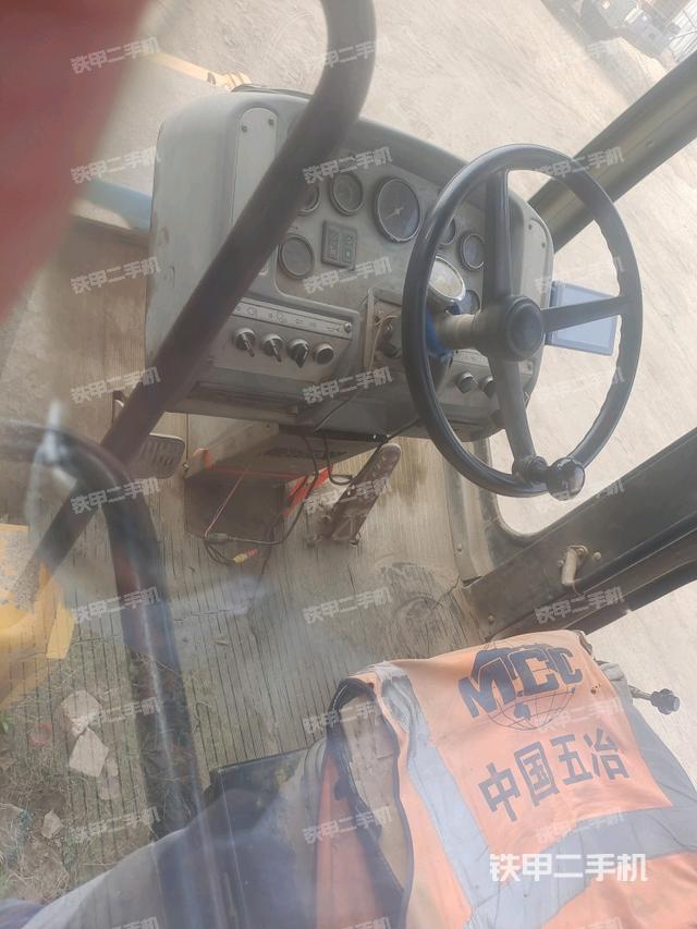 駕駛室側(cè)向上照全景（壓路機(jī)駕駛室）