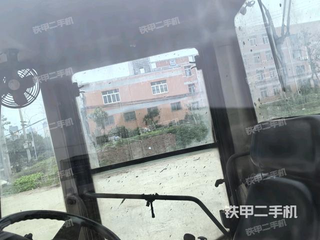 駕駛室側(cè)向上照全景（壓路機駕駛室）