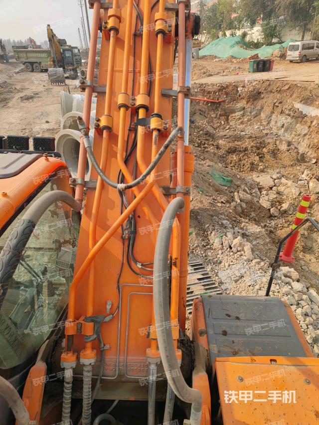 大臂背部俯視（工作和回轉(zhuǎn)裝置）