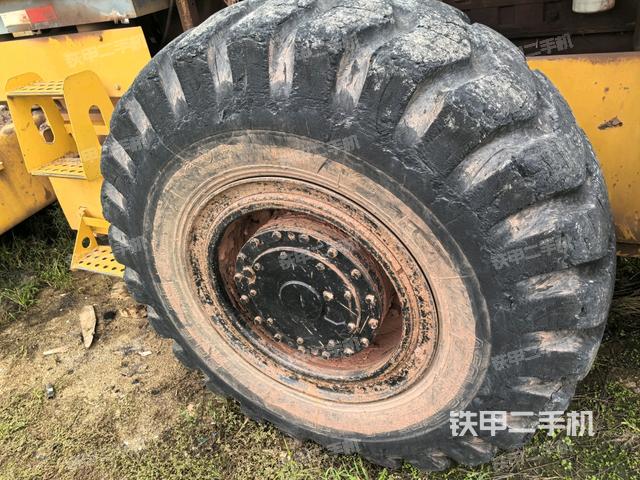 后輪左側(cè)全景（壓路機前后車架）