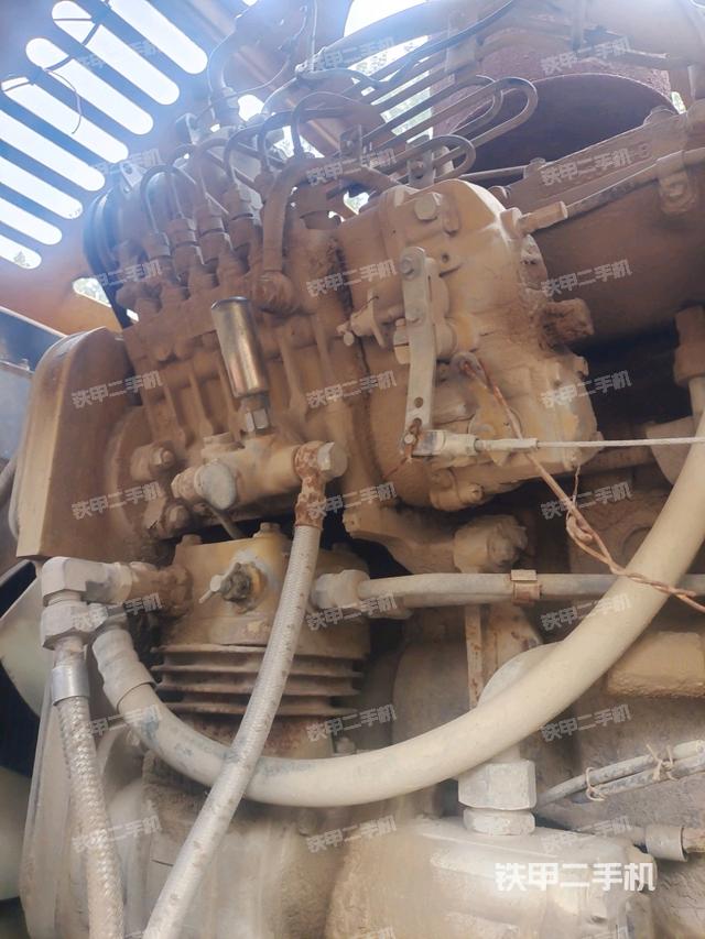 發(fā)動(dòng)機(jī)左側(cè)全景（壓路機(jī)發(fā)動(dòng)機(jī)艙）