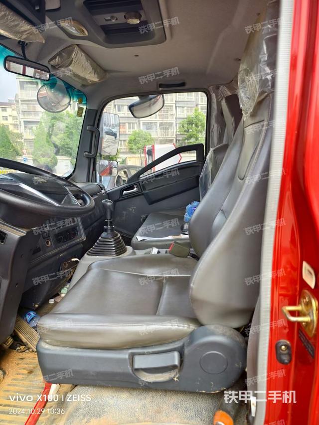 駕駛室操作臺(tái)（設(shè)備外觀及核心部件）