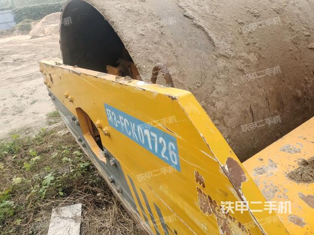 前輪右側(cè)減震塊連接及部件（壓路機(jī)前后車架）