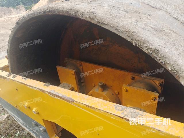 前輪左側(cè)減震塊連接及部件（壓路機(jī)前后車架）