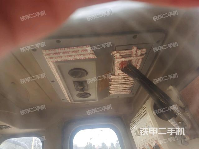 駕駛室頂蓬內(nèi)（壓路機(jī)駕駛室）