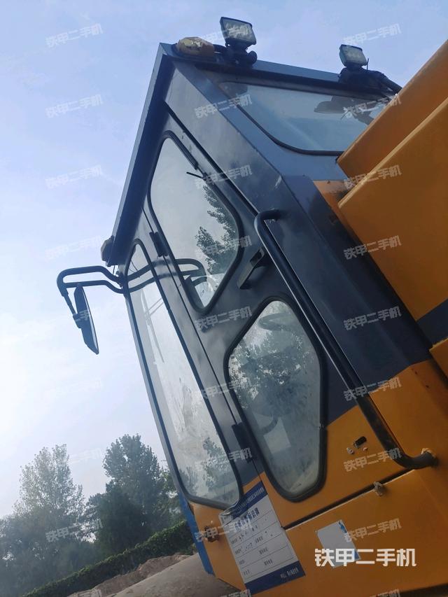 右側(cè)正面照（壓路機(jī)駕駛室）