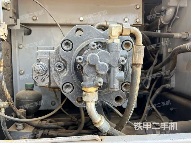 液壓泵艙室正面整體（整機(jī)外觀）