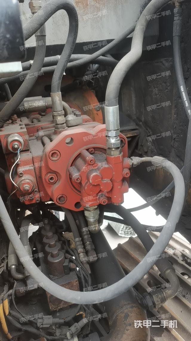 液壓泵艙室正面整體（整機外觀）