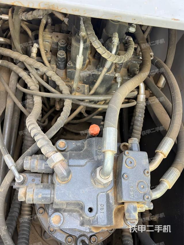 回轉(zhuǎn)馬達(dá)和主控閥（整機(jī)外觀）