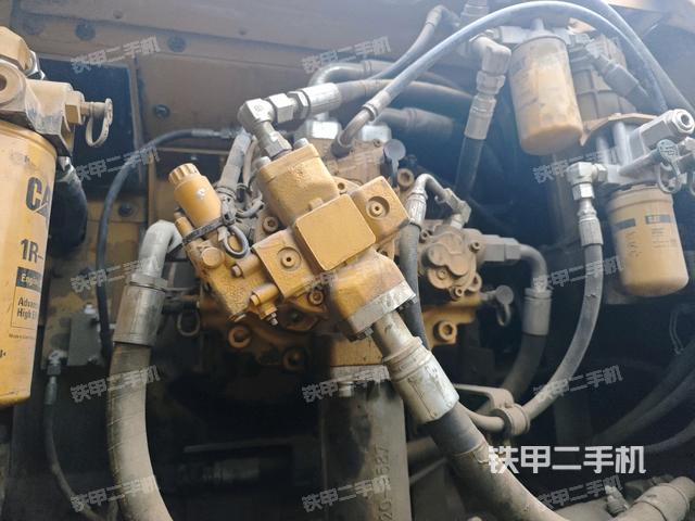 液壓泵艙室正面整體（整機外觀）