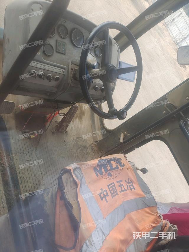 操作臺(tái)全景（壓路機(jī)駕駛室）