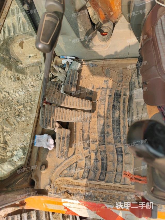 行走控制手柄和踏板?俯拍（駕駛室部分）