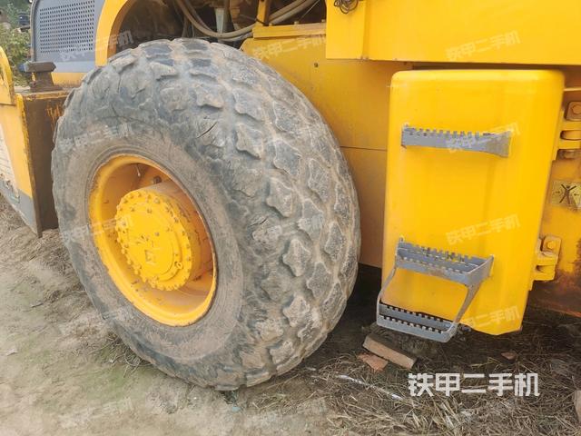 后輪左側(cè)全景（壓路機(jī)前后車架）