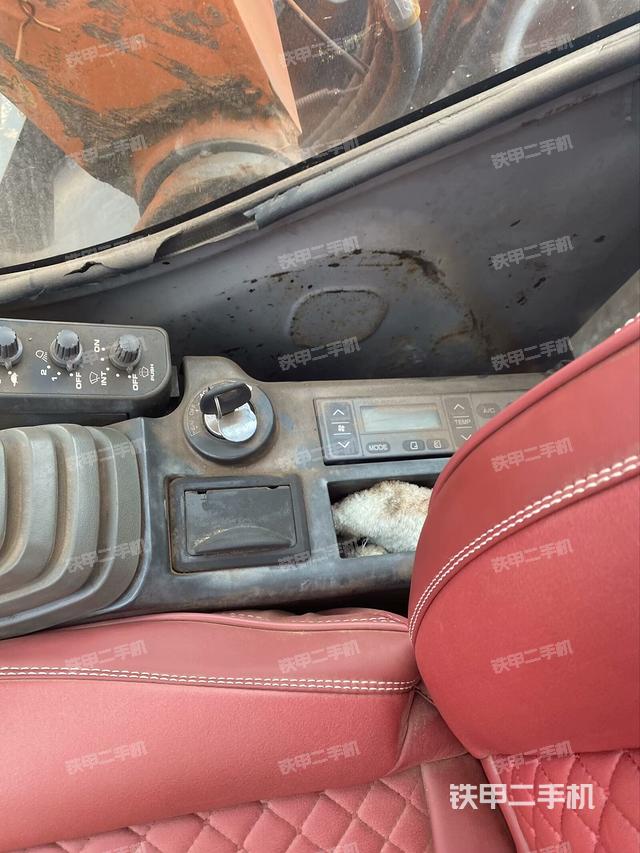 座椅右側(cè)控制臺/鑰匙門/油門/含右手柄（駕駛室部分）