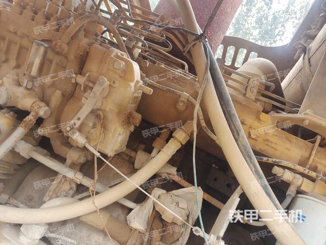 發(fā)動(dòng)機(jī)右側(cè)全景（壓路機(jī)發(fā)動(dòng)機(jī)艙）