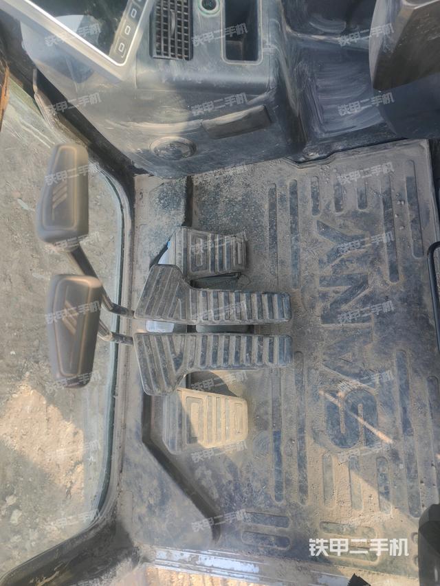 行走控制手柄和踏板?俯拍（駕駛室部分）