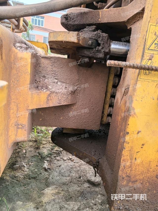 鉸接正左側(cè)（壓路機前后車架）