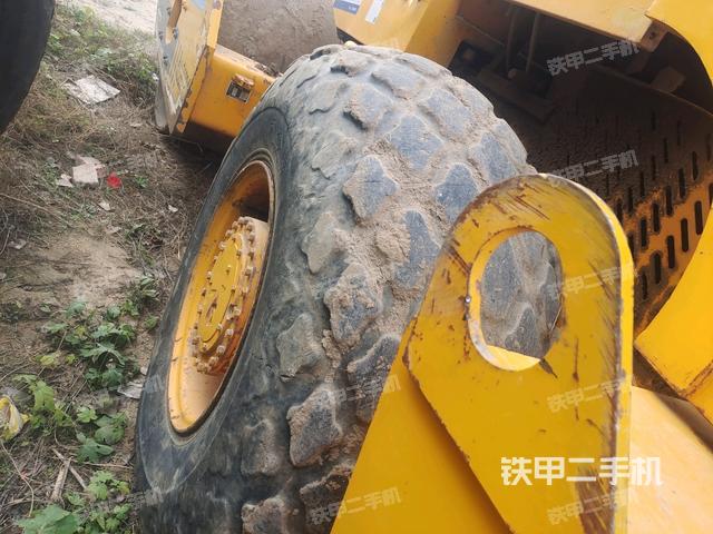 后輪右側(cè)全景（壓路機(jī)前后車架）