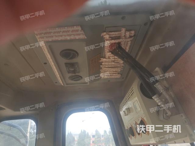 駕駛室內(nèi)座椅、儀表操作手柄全景（壓路機(jī)駕駛室）