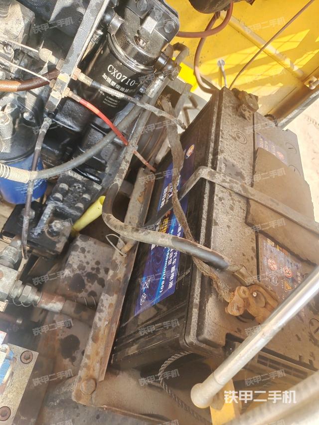 發(fā)動(dòng)機(jī)右側(cè)全景（壓路機(jī)發(fā)動(dòng)機(jī)艙）