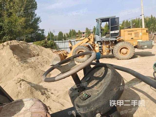 駕駛室內(nèi)座椅、儀表操作手柄全景（壓路機(jī)駕駛室）