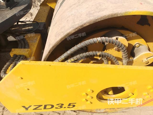 后輪右側(cè)全景（壓路機(jī)前后車架）