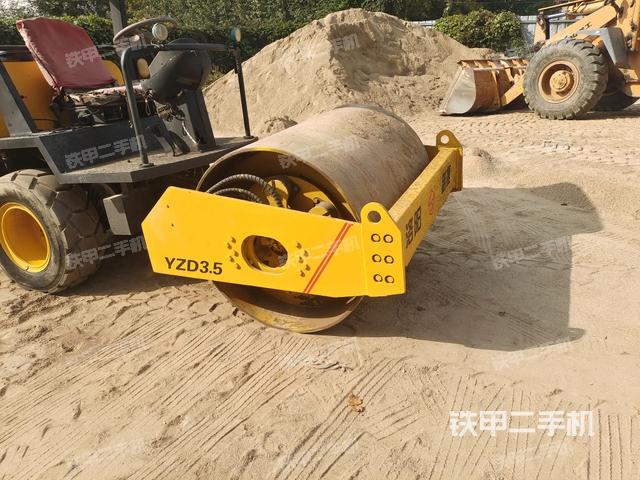 前車架正左側(cè)（壓路機(jī)前后車架）