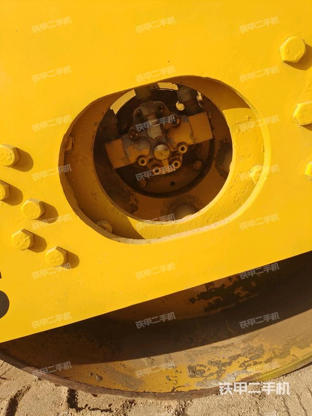 前輪右側(cè)減震塊連接及部件（壓路機(jī)前后車架）