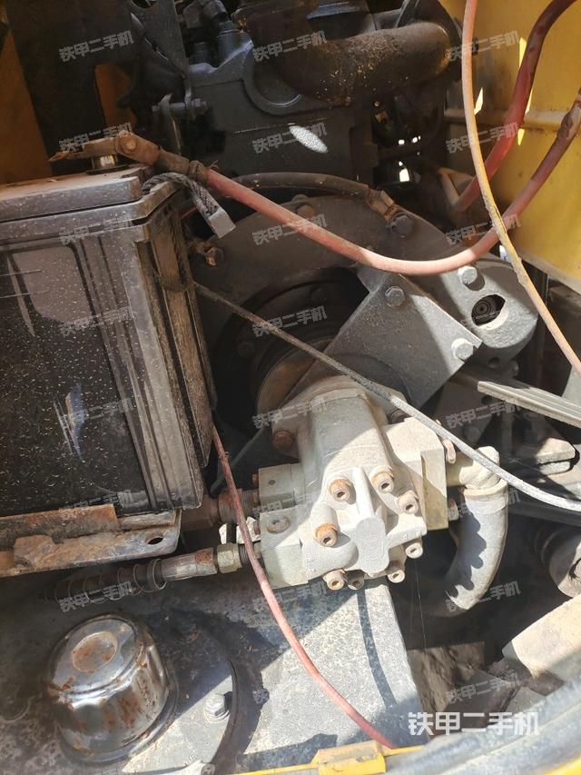 分動(dòng)箱或變速箱（壓路機(jī)發(fā)動(dòng)機(jī)艙）