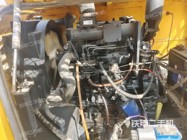 發(fā)動(dòng)機(jī)左側(cè)全景（壓路機(jī)發(fā)動(dòng)機(jī)艙）