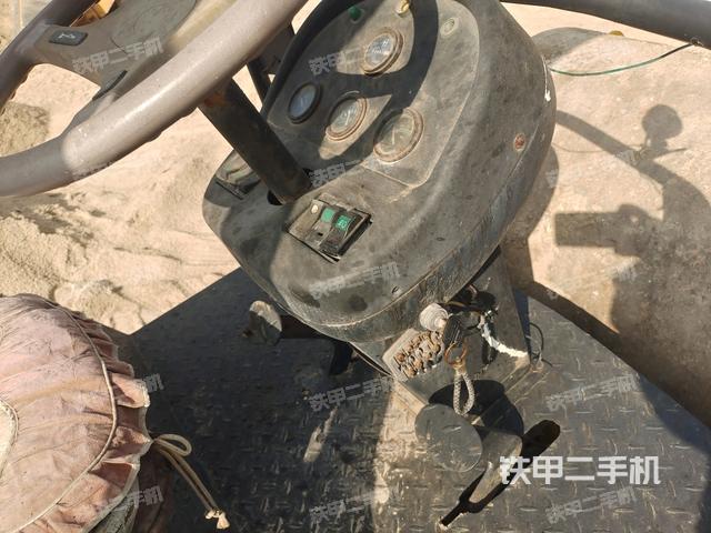 駕駛室頂蓬內(nèi)（壓路機(jī)駕駛室）