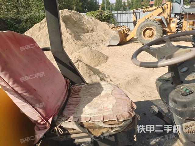 駕駛室側(cè)向上照全景（壓路機(jī)駕駛室）