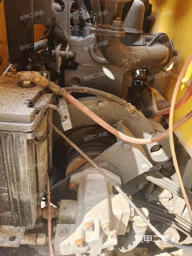 散熱器全景（壓路機(jī)發(fā)動(dòng)機(jī)艙）