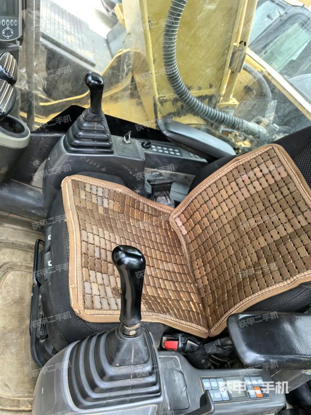 行走控制手柄和踏板?俯拍（駕駛室部分）