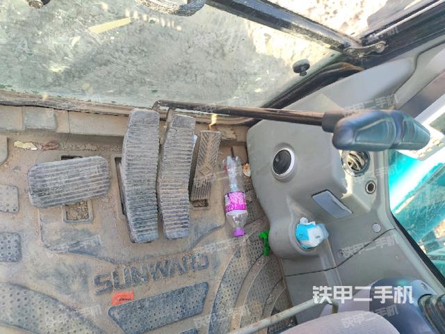 行走控制手柄和踏板?俯拍（駕駛室部分）