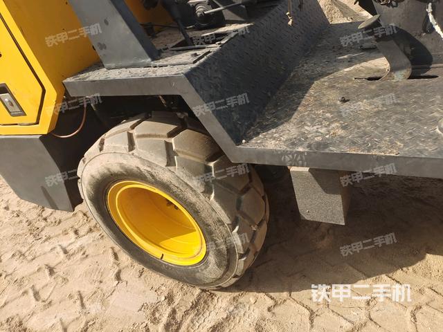 后輪左側(cè)全景（壓路機(jī)前后車架）