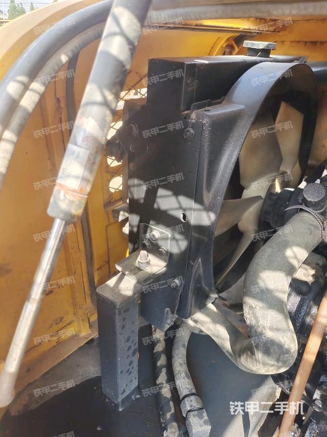 發(fā)動(dòng)機(jī)上部全景（壓路機(jī)發(fā)動(dòng)機(jī)艙）