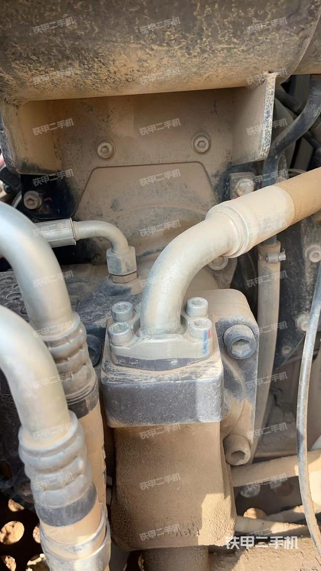 液压泵舱室正面整体（整机外观）